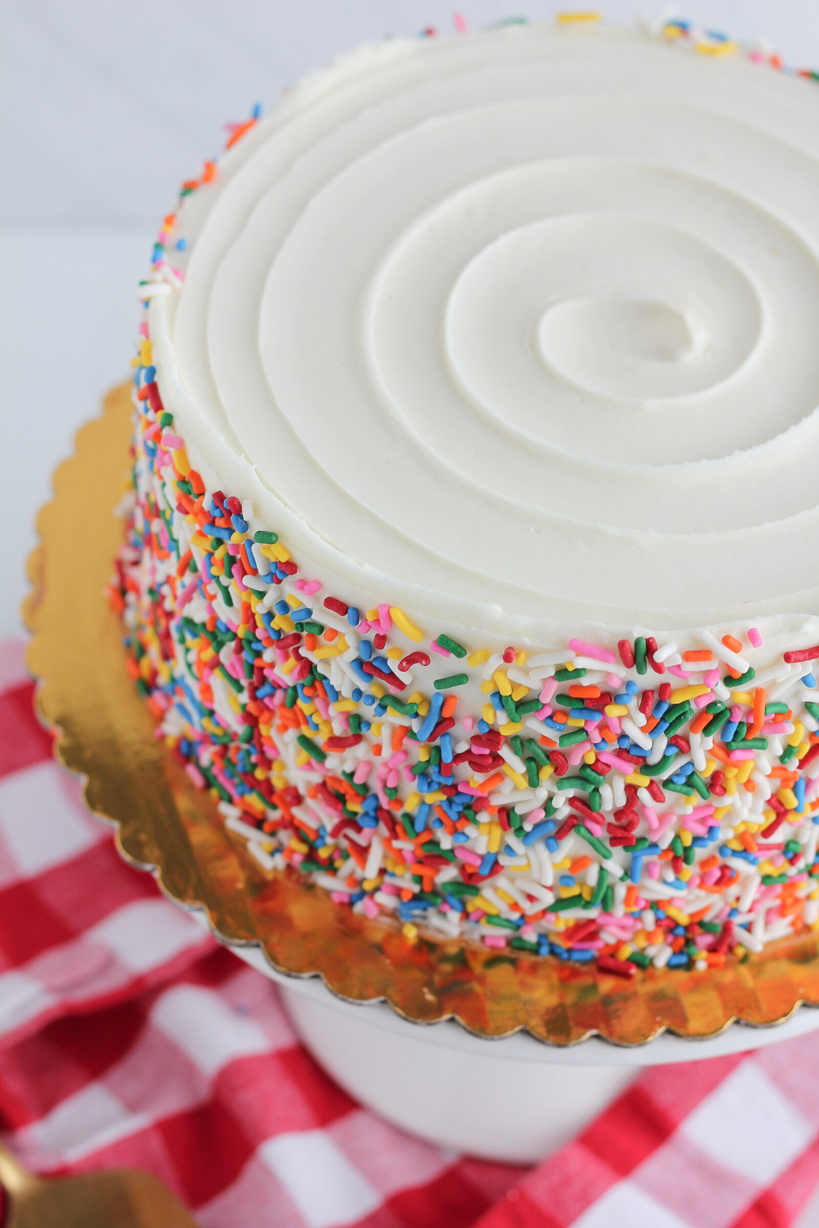 How to Decorate a Cake With Sprinkles: Easy Method